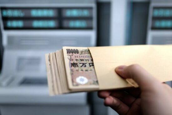 ATMからお金を借りる方法